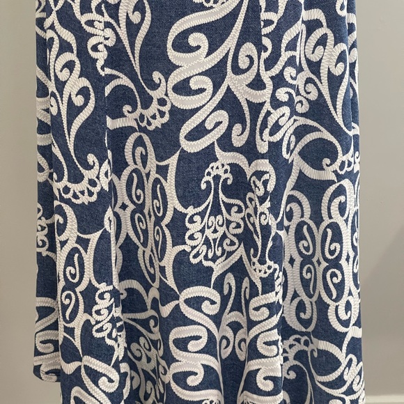 Sami & Jo L Elegant Blue and White Patterned Skirt w Stretch 147 - Picture 3 of 8